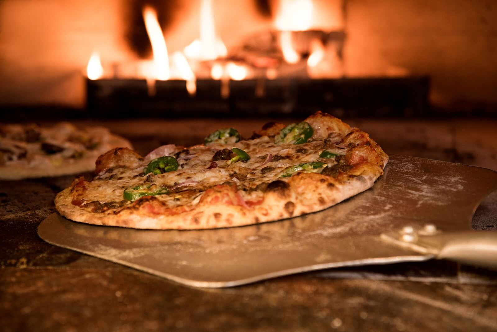 Pizza na grubym amerykańskim cieście pieczona w Pizza Texas Poznań